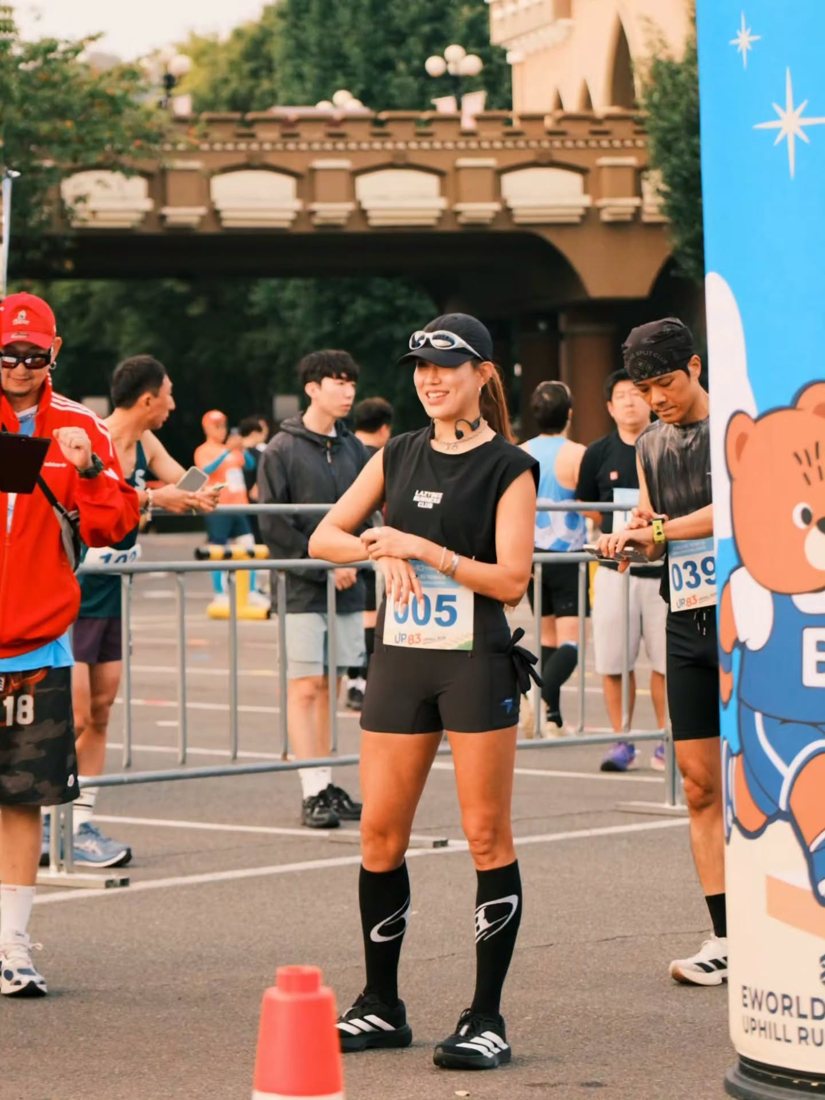 약 1.8km 야외 업힐 코스 후 83타워 4층 계단 진입 → 77층 전망대 피니시. 색다른 경험 즐거웠다 — 사진 2