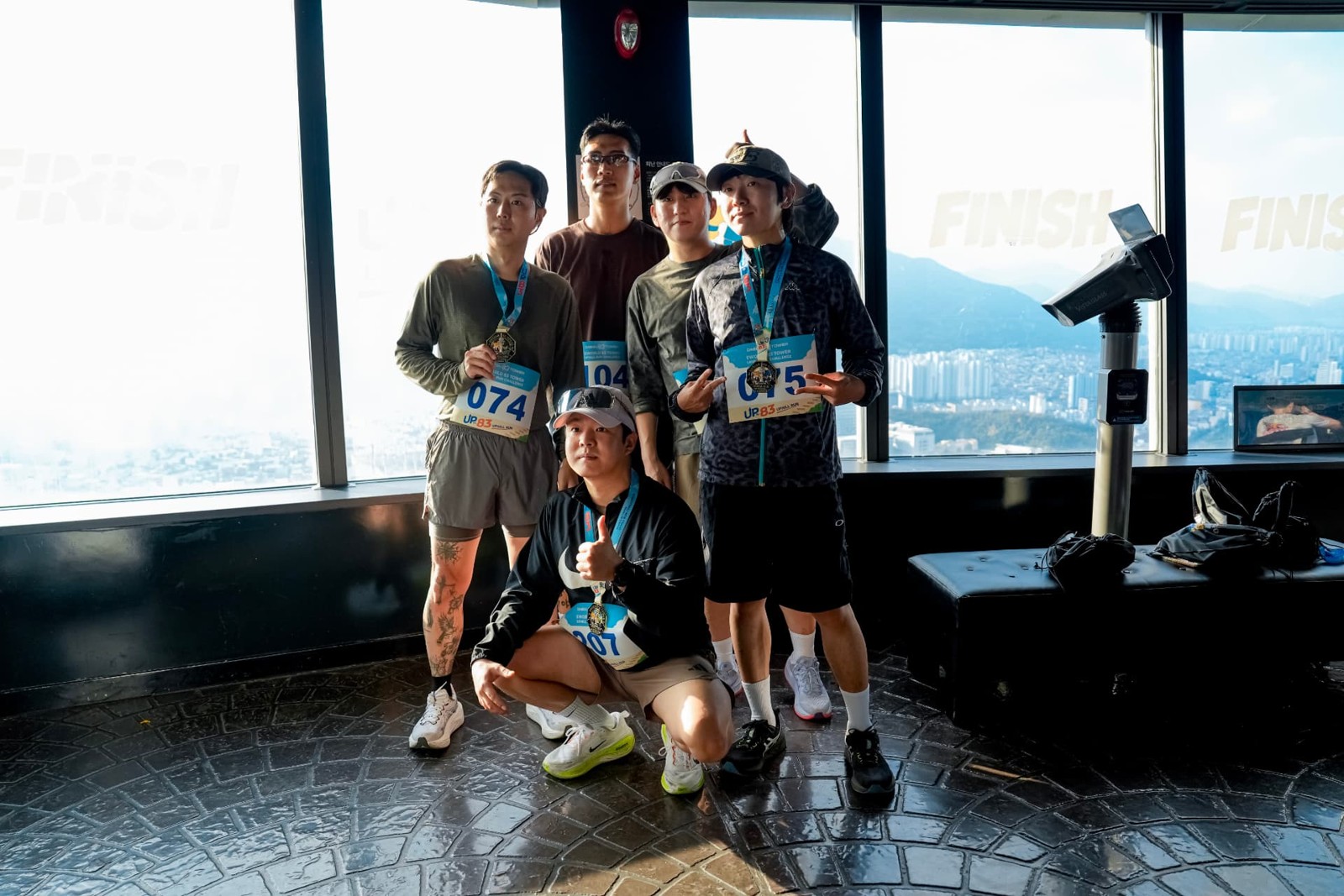 83타워 전망대에서 함께 기념사진을 찍는 완주자들