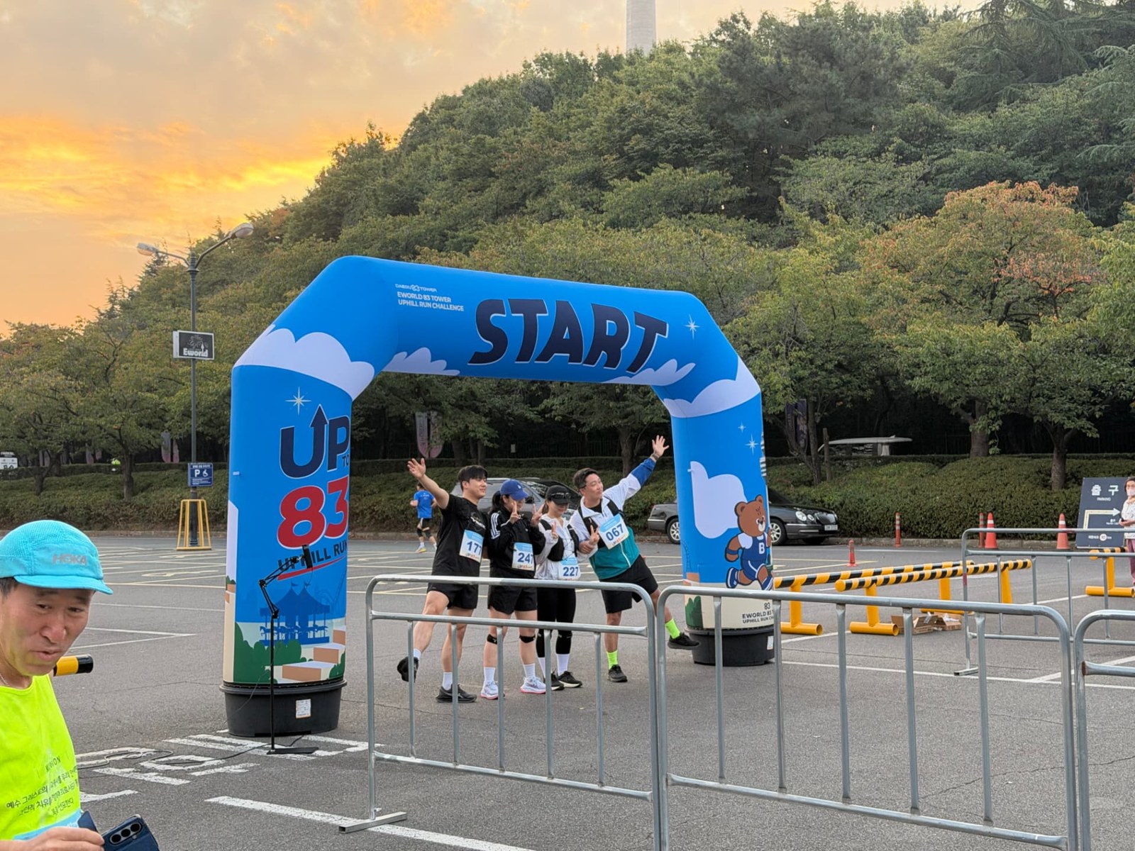 노을빛 하늘 아래 START 아치를 지나는 참가자들